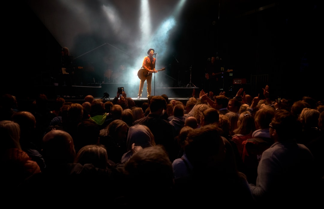 Photo Crowd, stage